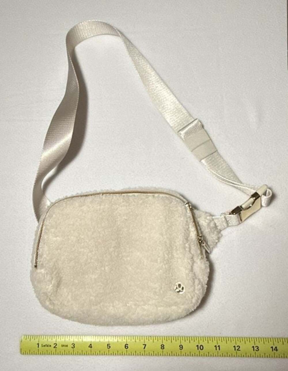Lululemon Everywhere Belt Bag 1L in Sherpa Fleece